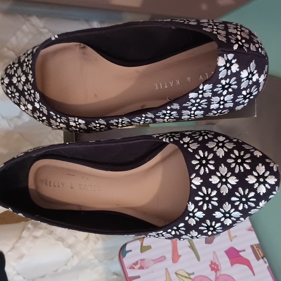 Kelly and Katie size 8 black and white flats - Picture 8 of 8
